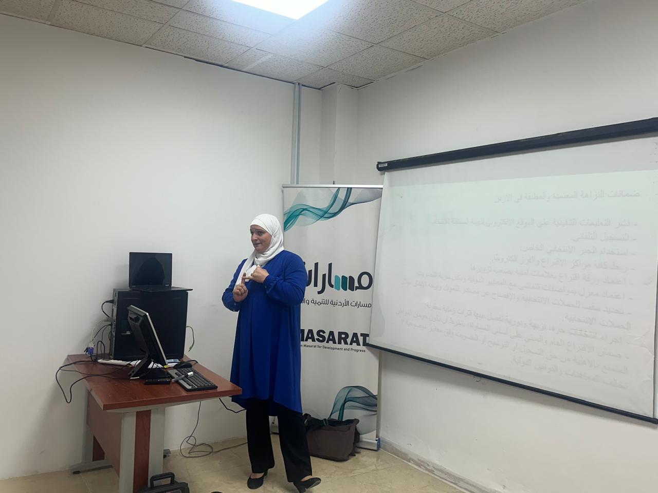 الدكتورة نهاد المخادمة من كلية التربية البدنية وعلوم الرياضة من جامعة اليرموك بتدريب السيدات الأكاديميات من مختلف الكليات.