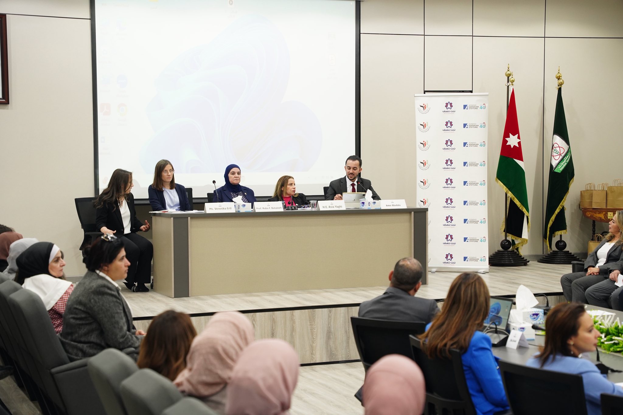 الحفلِ الختاميِّ لمشروعِ المرأةِ في الأحزابِ – نحوَ قيادةٍ فاعلةٍ، الذي رَعَتْهُ عضوُ مجلسِ الأعيانِ أسيا ياغي، ونفَّذَهُ مركزُ الأُميرةِ بسمةَ لدراساتِ المرأةِ الأردنيَّةِ بالشراكةِ مع مركزِ نحنُ ننهض